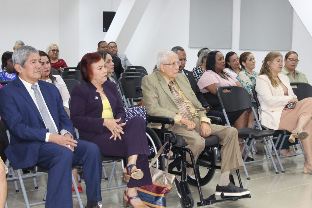 Asistentes a la presentación del libro